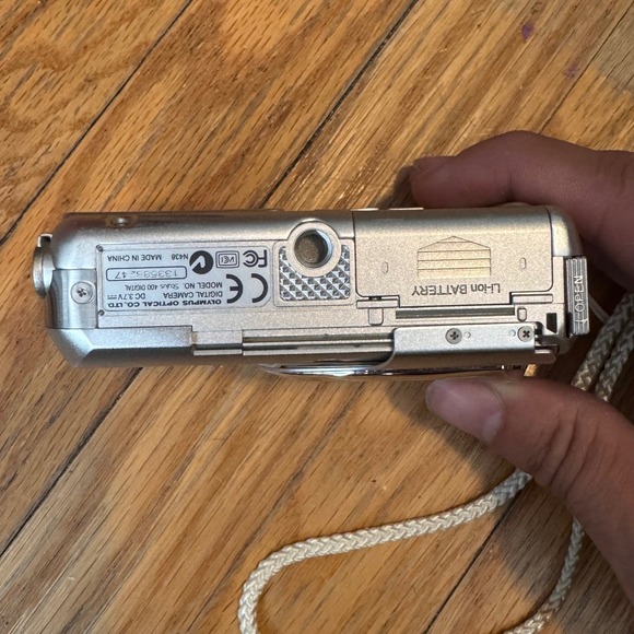 Olympus Stylus 400 Digital Camera Silver 4.0MP 3x Optical Zoom Compact -UNTESTED - Picture 3 of 10